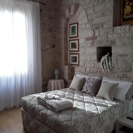 Suite Assisi شقة *